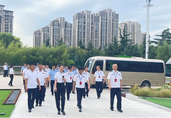 熱烈歡迎公安部交管局領(lǐng)導 蒞臨青島東達建材集團
